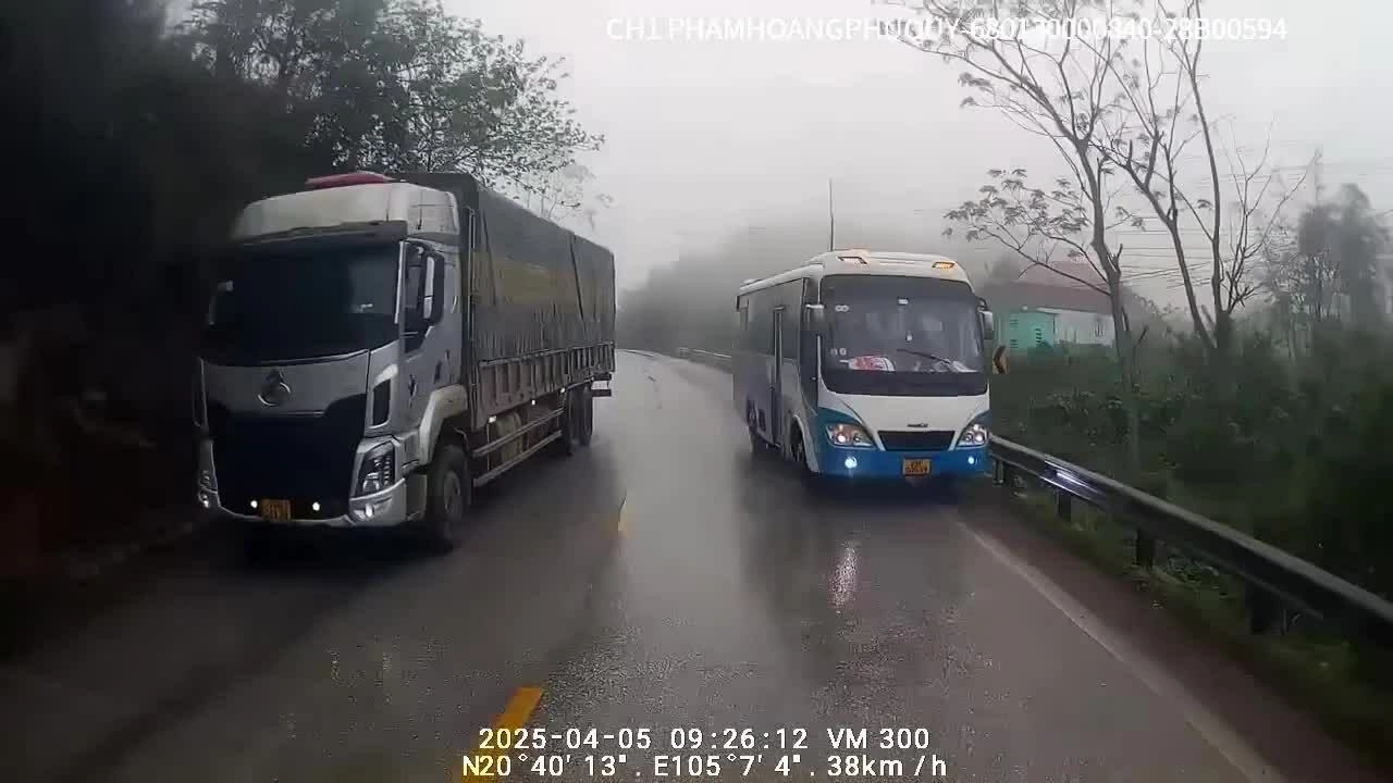 Xe khách lấn làn vượt ẩu ở khúc cua