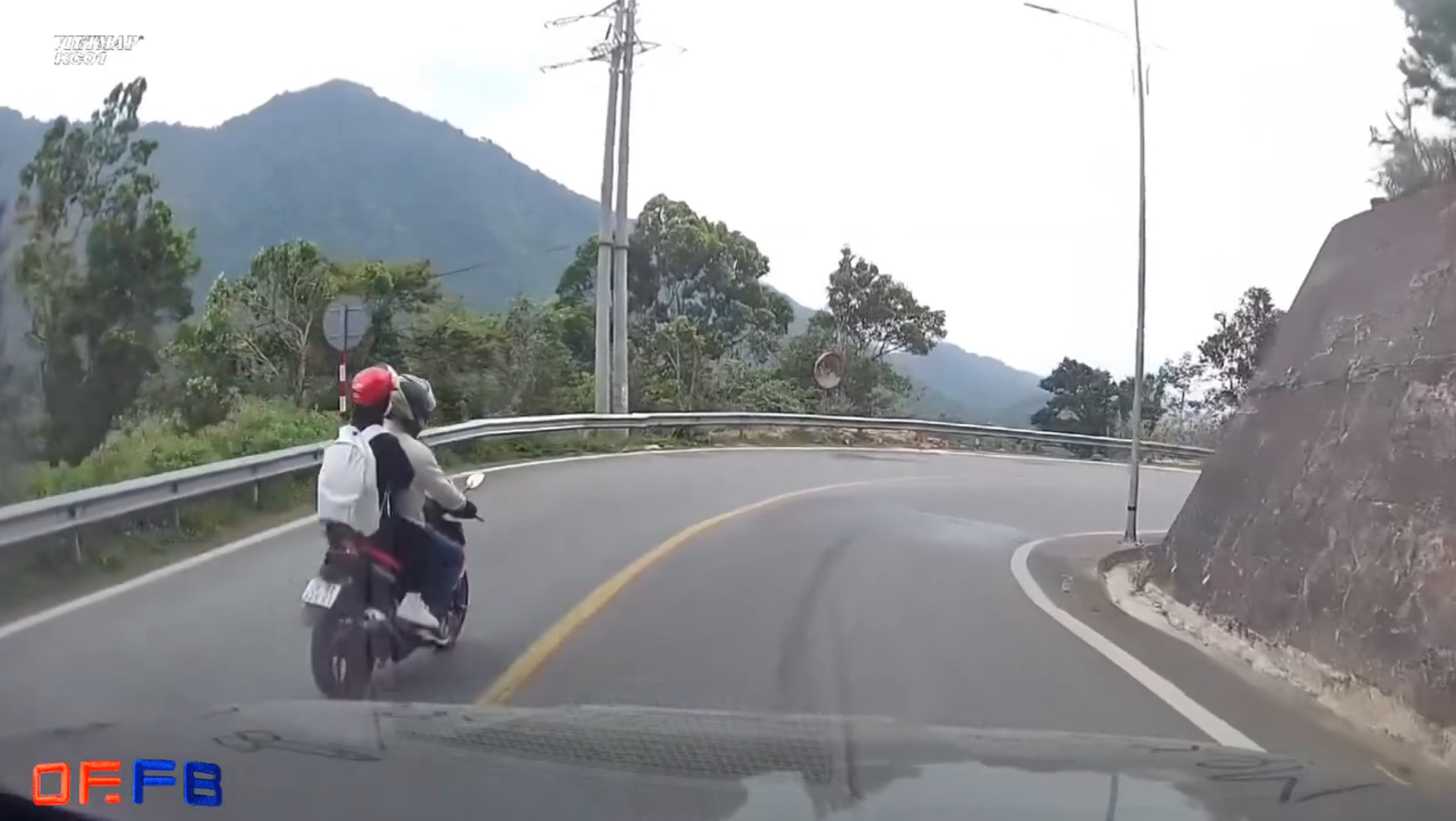 Đâm vào hộ lan khi đổ đèo Tam Đảo, người lái văng ra ngoài: Đi xe côn tay an toàn hơn, sao vẫn tai nạn?- Ảnh 1. Đâm vào hộ lan khi đổ đèo Tam Đảo, người lái văng ra ngoài: Đi xe côn tay an toàn hơn, sao vẫn tai nạn?- Ảnh 1.