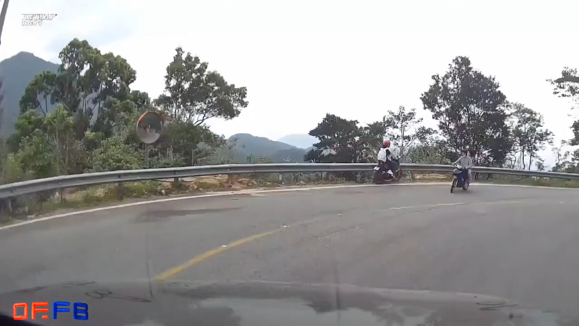 Đâm vào hộ lan khi đổ đèo Tam Đảo, người lái văng ra ngoài: Đi xe côn tay an toàn hơn, sao vẫn tai nạn?- Ảnh 2. Đâm vào hộ lan khi đổ đèo Tam Đảo, người lái văng ra ngoài: Đi xe côn tay an toàn hơn, sao vẫn tai nạn?- Ảnh 2.