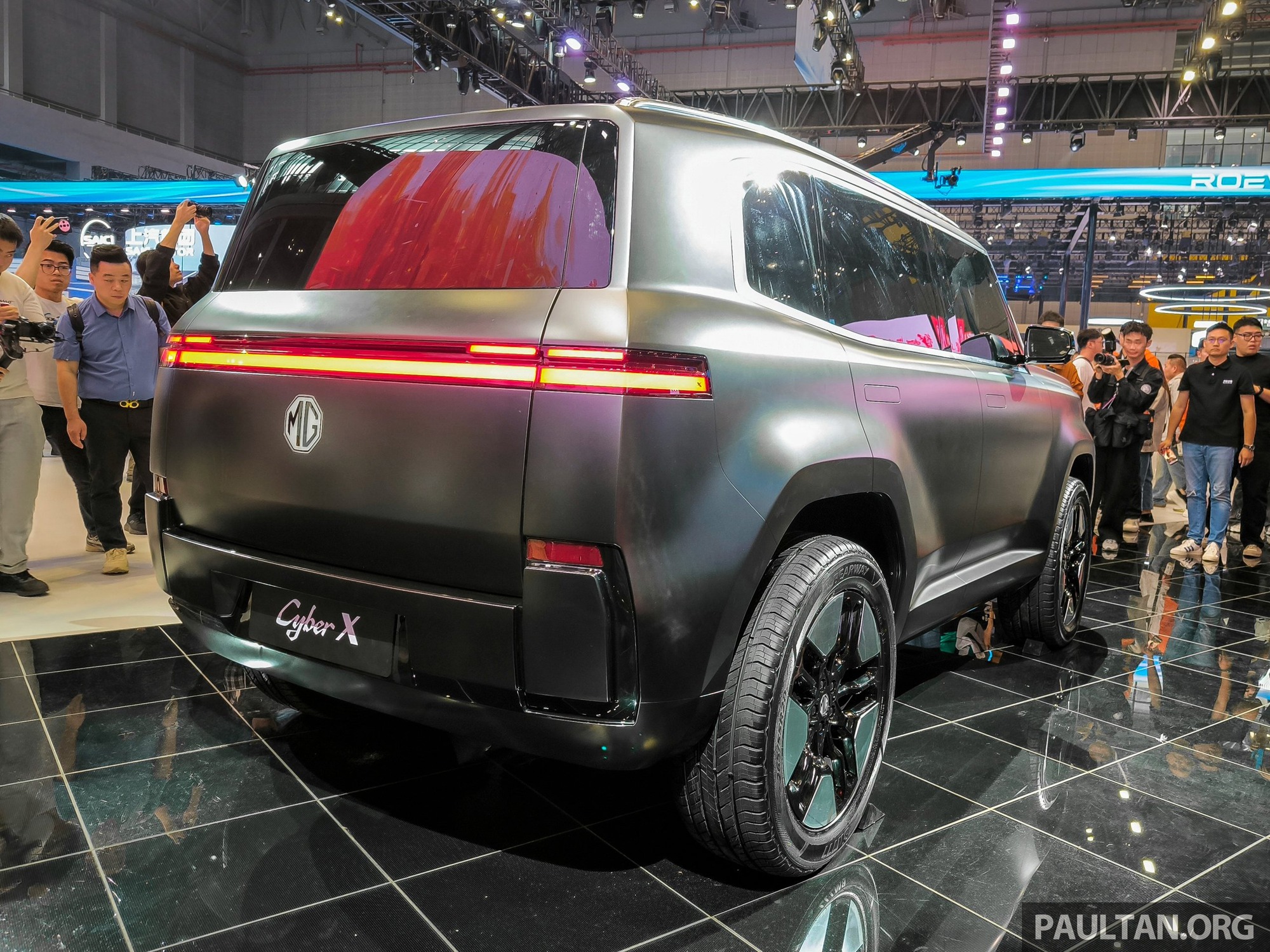 Ảnh thực tế MG Cyber X: Hầm hố kiểu Land Cruiser, chạy điện, pin thiết kế độc đáo- Ảnh 4. Ảnh thực tế MG Cyber X: Hầm hố kiểu Land Cruiser, chạy điện, pin thiết kế độc đáo- Ảnh 4.