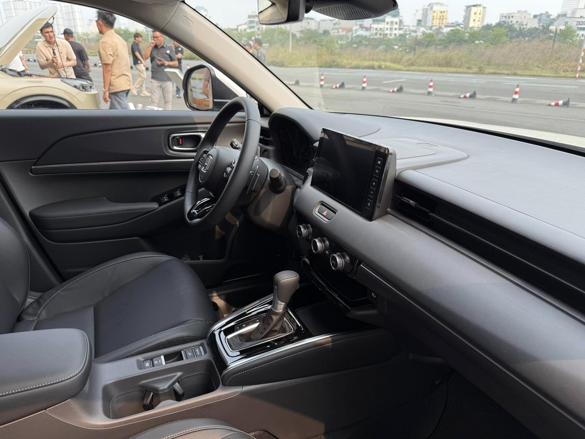 Honda HR-V 2025 mới ra mắt đã giảm giá tại đại lý: Bản tiêu chuẩn còn 679 triệu đồng, vẫn đắt ngang Xforce bản cao nhất- Ảnh 3. Honda HR-V 2025 mới ra mắt đã giảm giá tại đại lý: Bản tiêu chuẩn còn 679 triệu đồng, vẫn đắt ngang Xforce bản cao nhất- Ảnh 3.