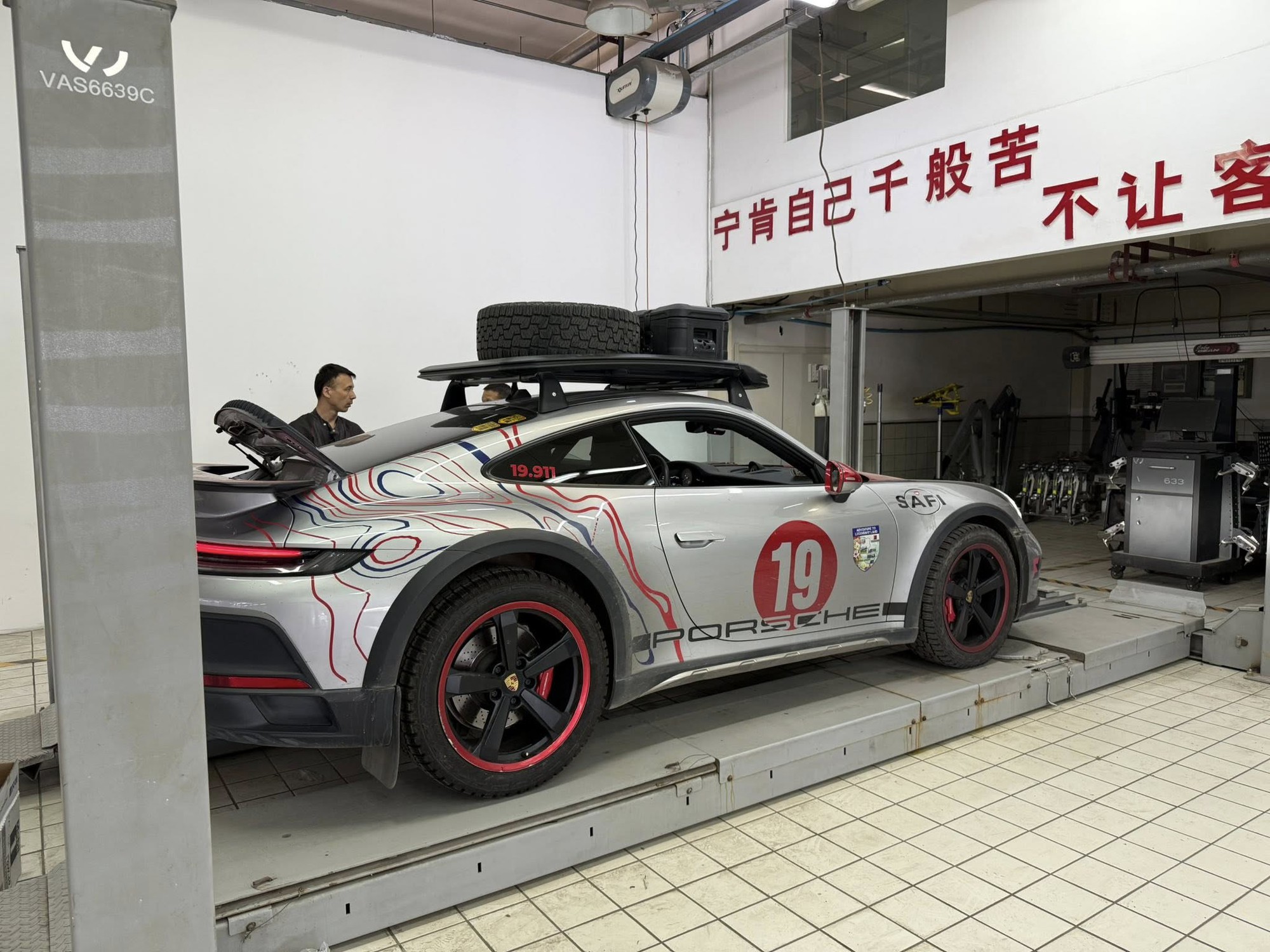 Doanh nhân Hải Phòng 'cày' Porsche 911 Dakar còn căng hơn nhiều xe dịch vụ: Odo 75.000 km trong chưa đầy 2 năm, lên rừng, xuống biển, phượt xuyên thế giới- Ảnh 2. Doanh nhân Hải Phòng 'cày' Porsche 911 Dakar còn căng hơn nhiều xe dịch vụ: Odo 75.000 km trong chưa đầy 2 năm, lên rừng, xuống biển, phượt xuyên thế giới- Ảnh 2.
