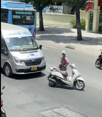 Clip gây xôn xao mạng xã hội CSGT TP HCM làm việc với tài xế Hoàng Yến- Ảnh 1. Clip gây xôn xao mạng xã hội CSGT TP HCM làm việc với tài xế Hoàng Yến- Ảnh 1.