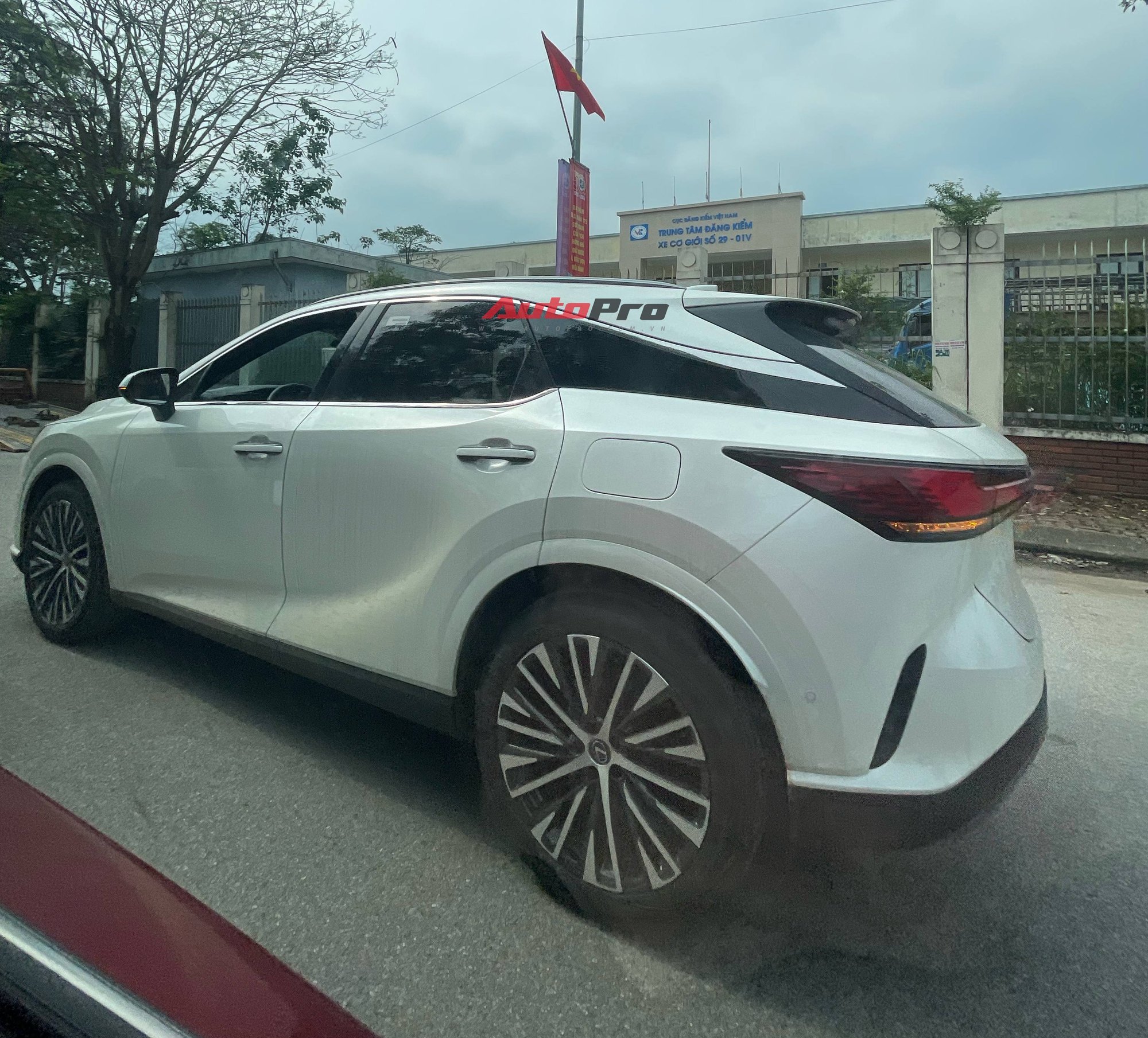 Lexus RX 350h 2025 đã về Việt Nam: Tinh ý mới thấy điểm khác bản xăng, dễ thêm công nghệ, máy tiết kiệm xăng cạnh tranh X5, Q7- Ảnh 8. Lexus RX 350h 2025 đã về Việt Nam: Tinh ý mới thấy điểm khác bản xăng, dễ thêm công nghệ, máy tiết kiệm xăng cạnh tranh X5, Q7- Ảnh 8.