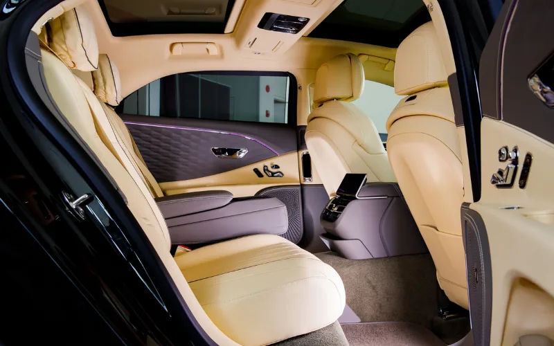 bentley-flying-spur-10-png Ghế ngồi trên xe được phủ tone màu trắng trang trọng kết hợp cùng các tính năng thông gió, massage, chỉnh điện và nhớ vị trí ngồi
