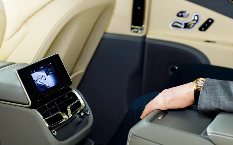 bentley-flying-spur-11-png Màn hình cảm ứng được đặt ngay tại cổng gió điều hòa