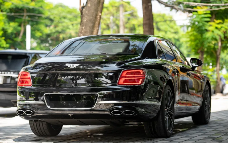bentley-flying-spur-14-png Đi vòng qua phía sau đuôi xe, Bentley Flying Spur được trang bị 2 bóng LED mỗi bên dạng phân tầng kết hợp cùng với phần ống xả hình oval thể thao