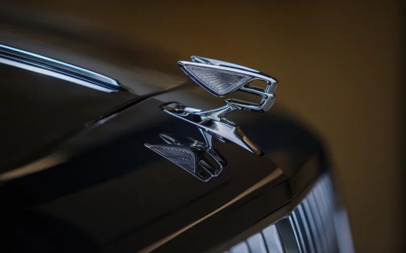 bentley-flying-spur-3-png Logo Bentley đặt tại trung tâm mui xe có cả tính năng thụt/thò tương tự như các dòng xe Rolls-Royce sang trọng.