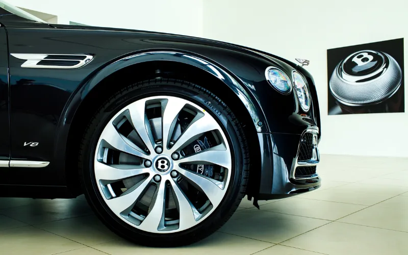 bentley-flying-spur-4-png Thân xe Bentley Fyling Spur 2025 mượt mà quý phái kết hợp cùng cụm lazang hình cánh quạt 22 inch to bản