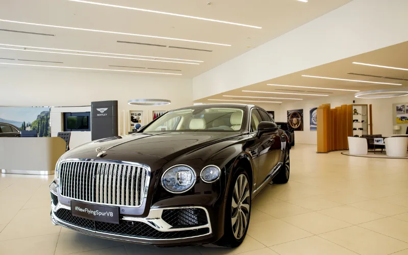 bentley-flying-spur-5-png Kích thước này mang đến cho Bentley Flying Spur vóc dáng dài đòn sang trọng kết hợp cùng khung gầm thấp đặc trưng trên các dòng xe sang