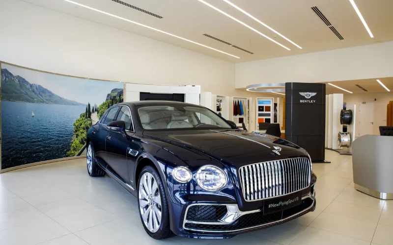 bentley-flying-spur-6-png Cái nhìn trực diện của Bentley Flying Spur có thể thấy ngay sự khỏe khoắn của xe với phần mui dài thẳng tắp