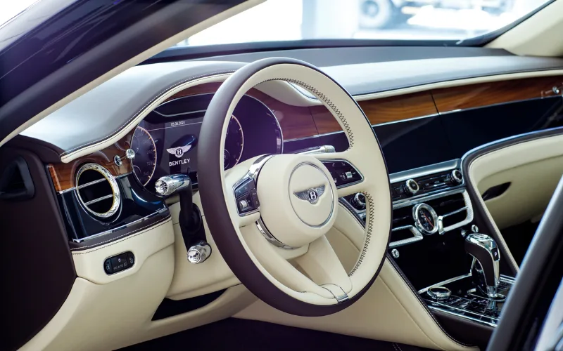 bentley-flying-spur-9-png Vô lăng 03 chấu bọc da sang trọng