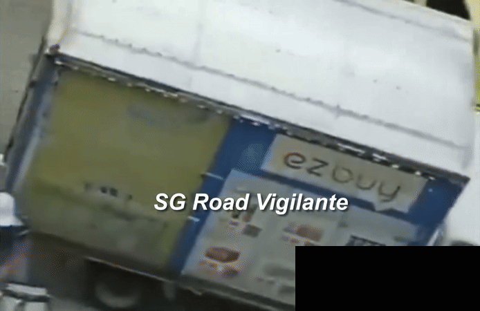 Tranh chấp với ô tô tải, 2 người dùng cơ thể để chặn xe, clip hiện trường khiến ai cũng hoang mang- Ảnh 3. Tranh chấp với ô tô tải, 2 người dùng cơ thể để chặn xe, clip hiện trường khiến ai cũng hoang mang- Ảnh 3.