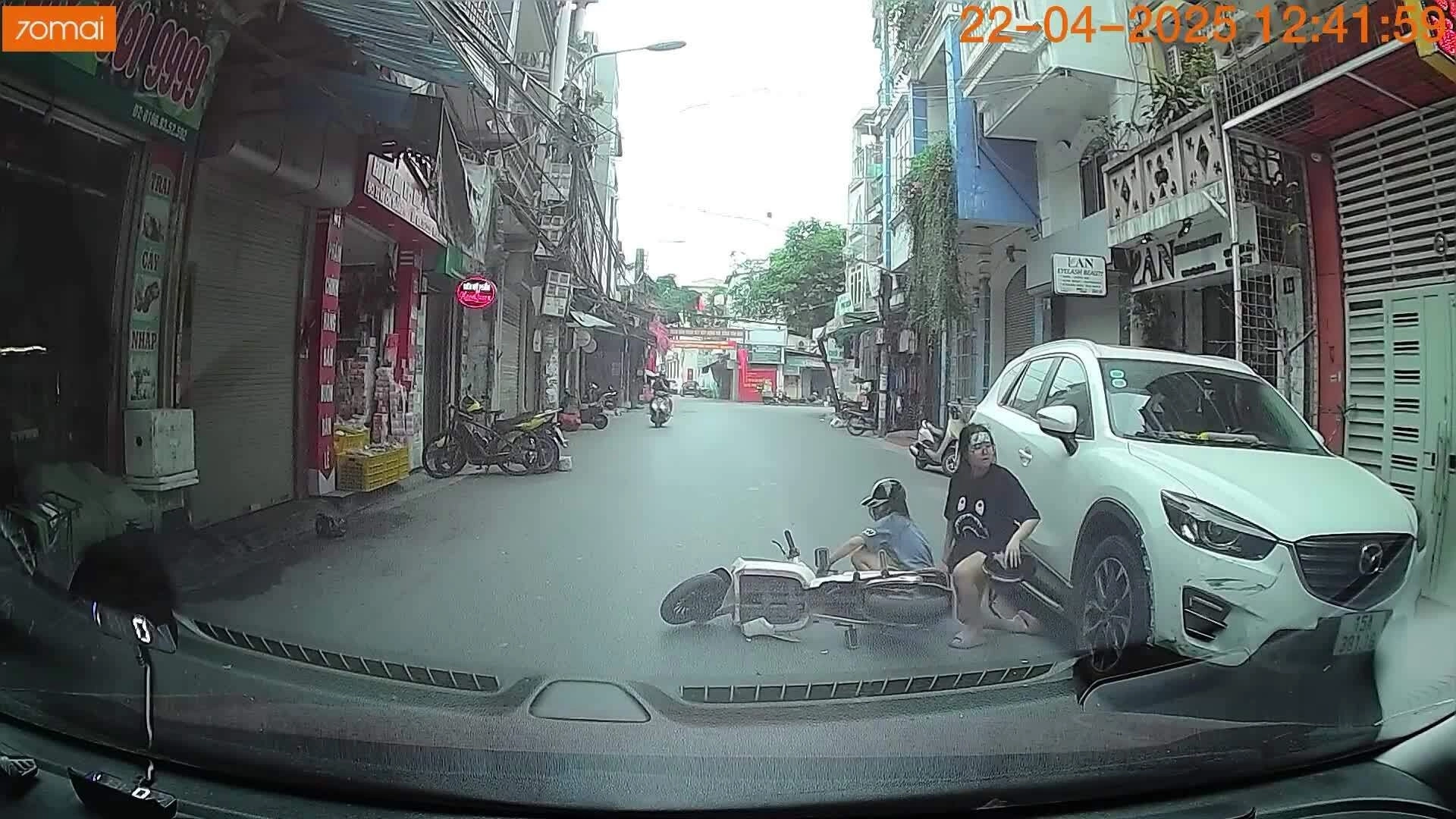 Hai học sinh đi xe điện đâm vào ôtô đỗ ngược chiều