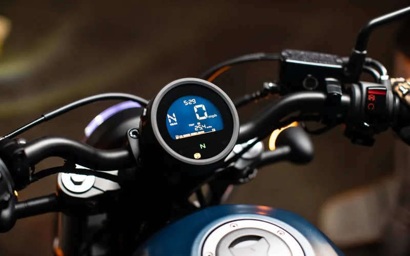 honda-rebel-500-6-png Về tiện ích và an toàn, Honda Rebel 500 cc có đồng hồ LCD kỹ thuật số đường kính 100mm