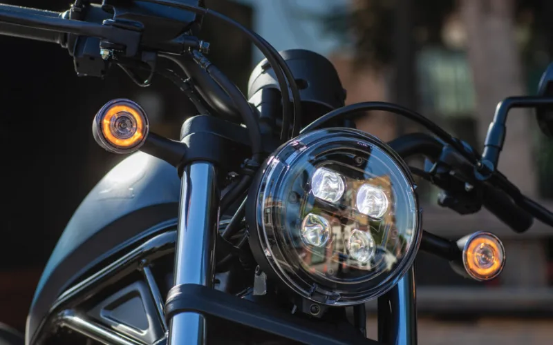 honda-rebel-500-7-png Hệ thống chiếu sáng của Honda Rebel 500 gồm đèn pha LED tròn 4 bi
