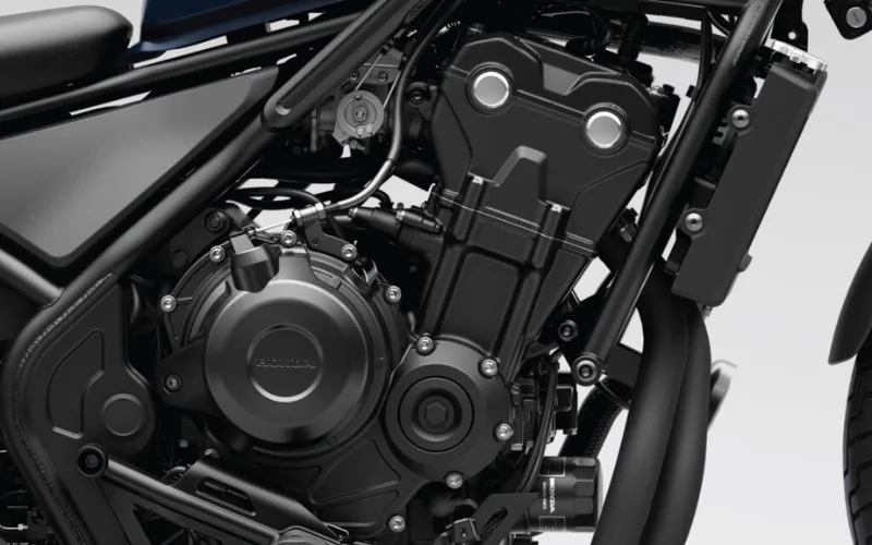 honda-rebel-500-8-png Để tối ưu khả năng tăng tốc ở vòng tua thấp, Rebel 500 trang bị hệ thống phun xăng điện tử PGM-Fi đã được tinh chỉnh.