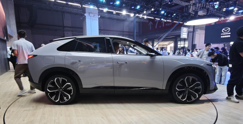Ảnh thực tế Mazda EZ-60: Thiết kế sắc nét, khó tìm nổi nút bấm, màn hình dễ gây ngợp- Ảnh 4. Ảnh thực tế Mazda EZ-60: Thiết kế sắc nét, khó tìm nổi nút bấm, màn hình dễ gây ngợp- Ảnh 4.