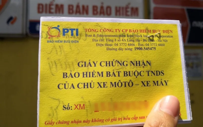 khong-mang-bao-hiem-xe-may-bi-phat-bao-nhieu-2-png Người điều khiển xe máy quên mang bảo hiểm xe máy theo nghị định 168 bị phạt tiền từ 200.000 đến 300.000 đồng.