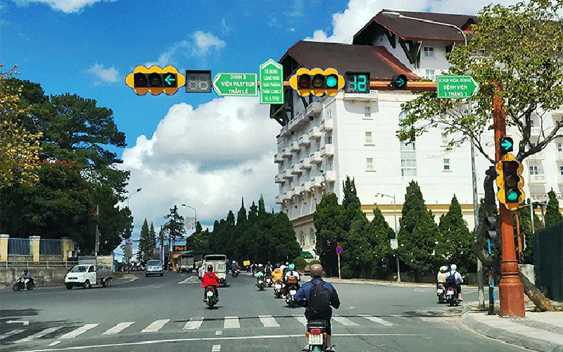 kinh-nghiem-lai-xe-o-to-trong-thanh-pho-3-png Đừng tăng tốc khi đèn xanh sắp hết