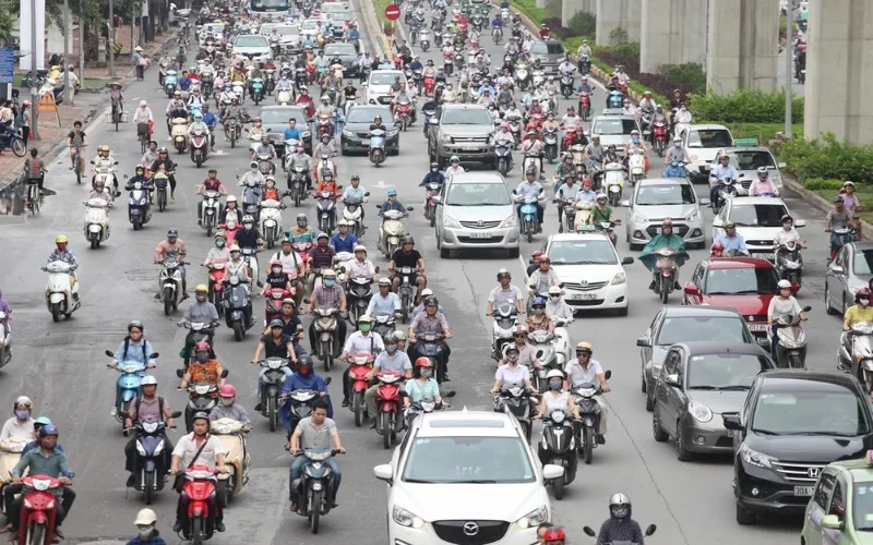 kinh-nghiem-lai-xe-o-to-trong-thanh-pho-4-png Đừng lấn làn xe máy
