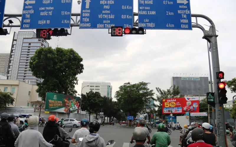 kinh-nghiem-lai-xe-o-to-trong-thanh-pho-5-png Để ý đèn giao thông khi qua giao lộ, không phanh gấp