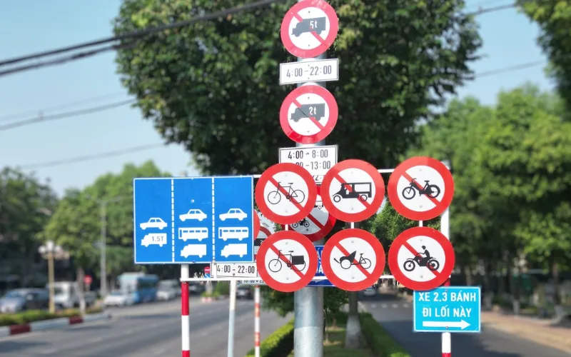 kinh-nghiem-lai-xe-o-to-trong-thanh-pho-7-png Lái xe chậm rãi và chú ý quan sát biển báo giao thông