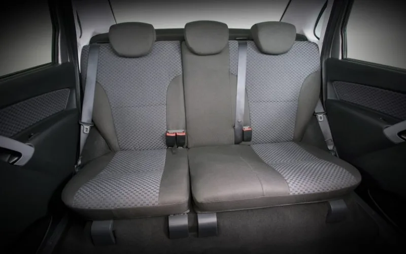 lada-granta-2025-12-png Hàng ghế thứ 2 ở phía sau xe Lada Granta 2025 có thể ngồi được 2 người, nếu di chuyển với 03 người sẽ khá chật chội