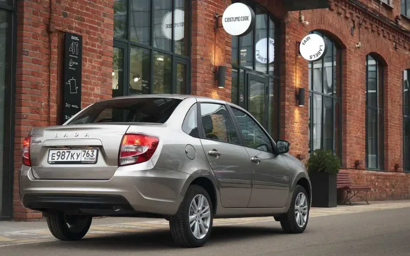 lada-granta-2025-5-png Đuôi xe Lada Granta 2025 được cho là khá "cổ" khi trang bị cụm đèn hậu to bản tích hợp tất cả các đèn