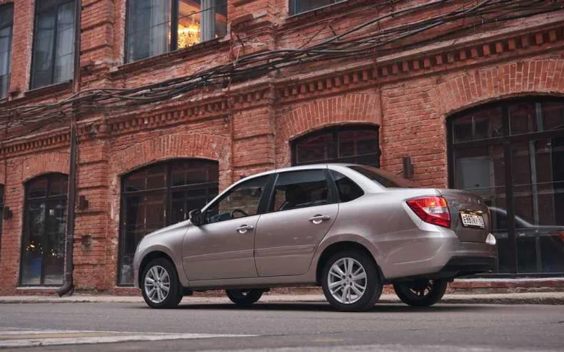 lada-granta-2025-6-png Thân xe Lada Granta 2025 trường dài với chiều dài cơ sở 2.476 (mm)