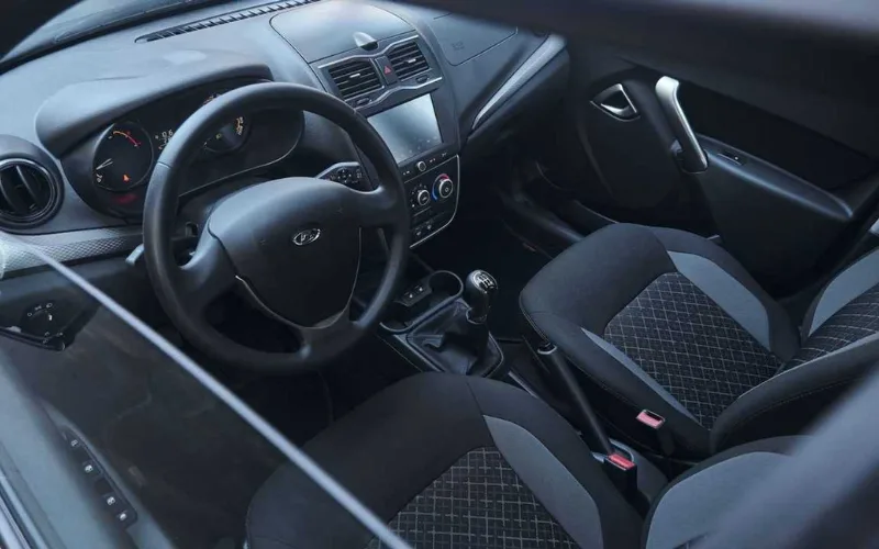 lada-granta-2025-9-png Nhìn qua hình ảnh, khoang cabin của Lada Granta 2025 khá chật chội và không được thoải mái như các dòng Sedan hạng B khác tại Việt Nam