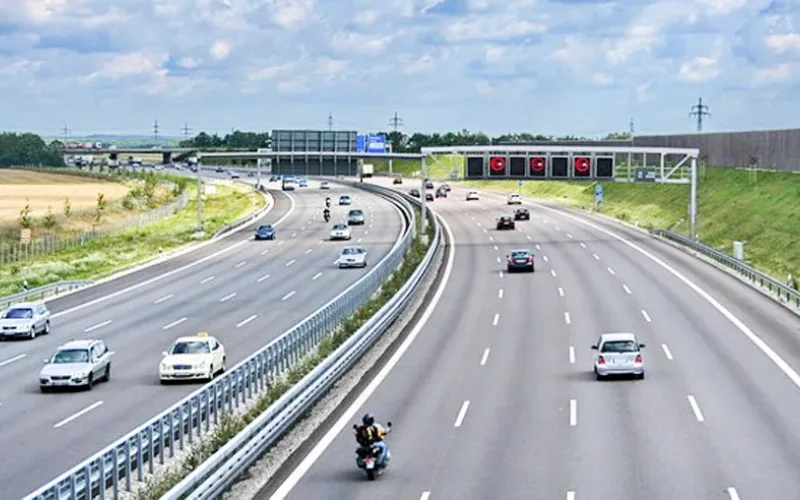 lai-xe-tro-lai-thanh-pho-can-chu-y-gi-de-tranh-ket-xe-6-png Duy trì khoảng cách an toàn với xe phía trước và tránh phanh gấp