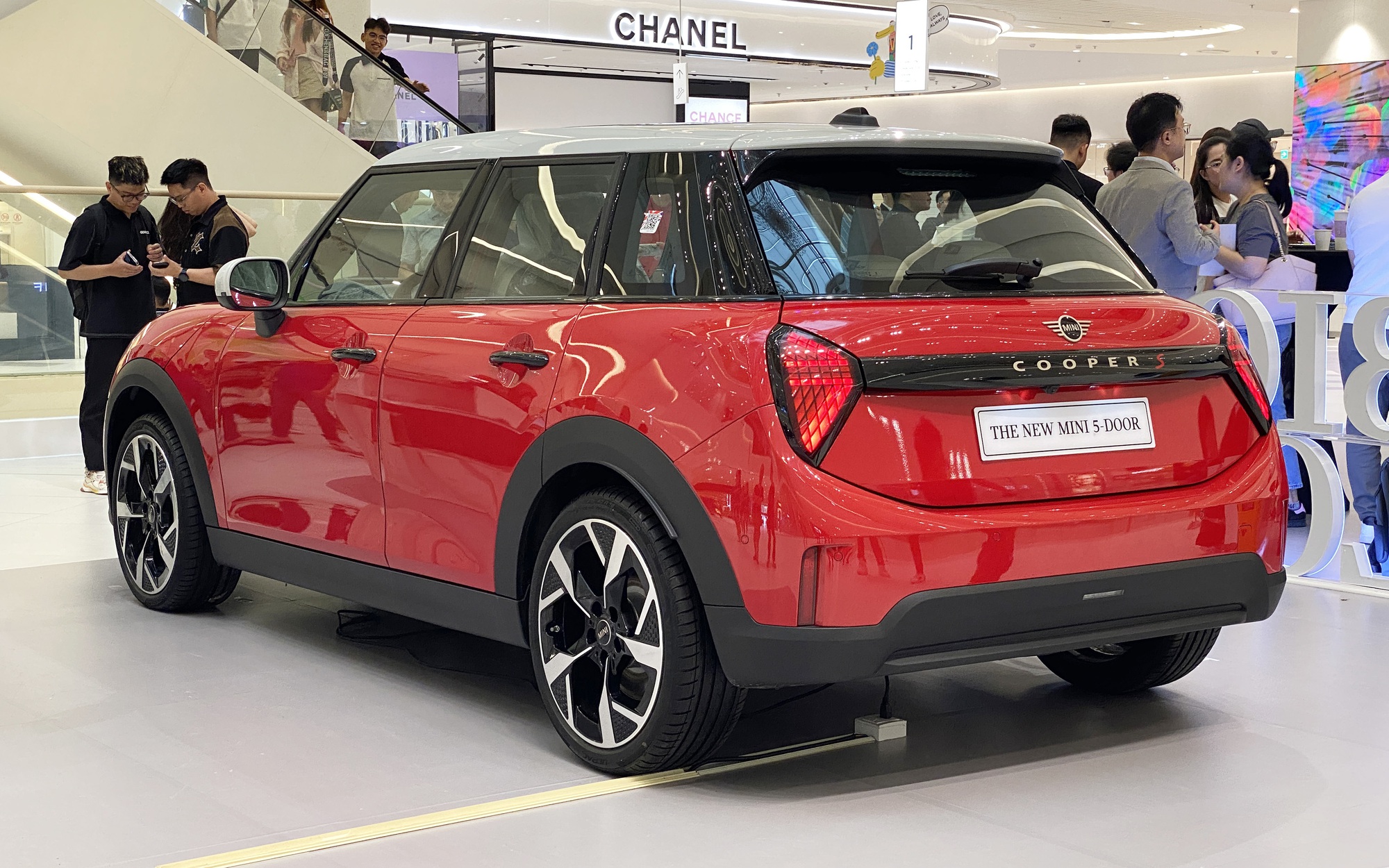 MINI Cooper 2025 ra mắt Việt Nam: Giá từ 2,099 tỷ đồng, thiết kế lạ lẫm, nhiều công nghệ lần đầu xuất hiện, có ADAS- Ảnh 4. MINI Cooper 2025 ra mắt Việt Nam: Giá từ 2,099 tỷ đồng, thiết kế lạ lẫm, nhiều công nghệ lần đầu xuất hiện, có ADAS- Ảnh 4.
