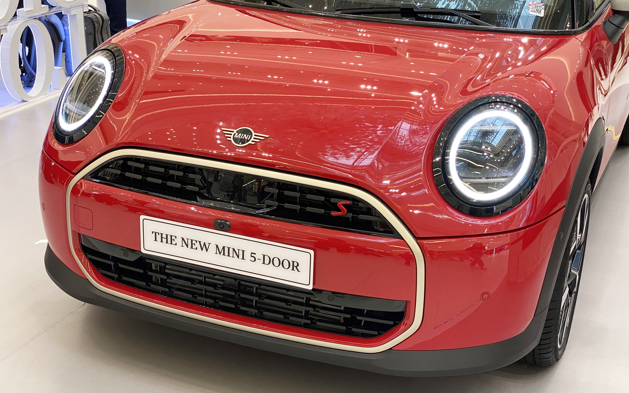 MINI Cooper 2025 ra mắt Việt Nam: Giá từ 2,099 tỷ đồng, thiết kế lạ lẫm, nhiều công nghệ lần đầu xuất hiện, có ADAS- Ảnh 12. MINI Cooper 2025 ra mắt Việt Nam: Giá từ 2,099 tỷ đồng, thiết kế lạ lẫm, nhiều công nghệ lần đầu xuất hiện, có ADAS- Ảnh 12.