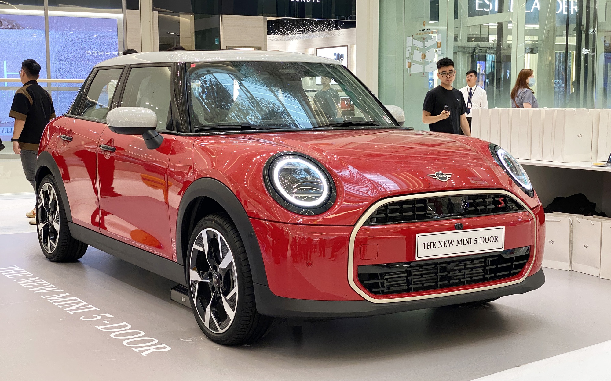 MINI Cooper 2025 ra mắt Việt Nam: Giá từ 2,099 tỷ đồng, thiết kế lạ lẫm, nhiều công nghệ lần đầu xuất hiện, có ADAS- Ảnh 5. MINI Cooper 2025 ra mắt Việt Nam: Giá từ 2,099 tỷ đồng, thiết kế lạ lẫm, nhiều công nghệ lần đầu xuất hiện, có ADAS- Ảnh 5.