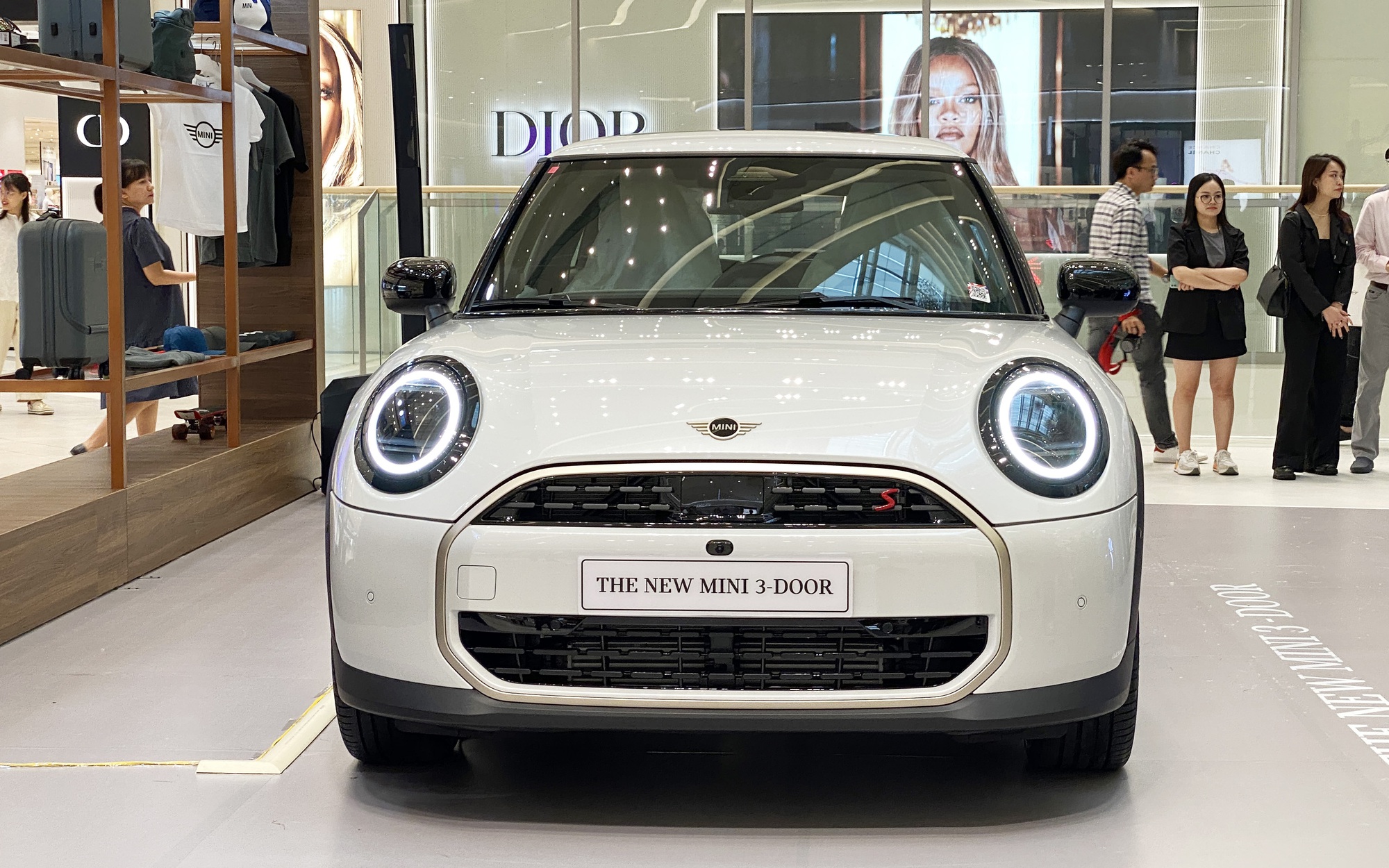MINI Cooper 2025 ra mắt Việt Nam: Giá từ 2,099 tỷ đồng, thiết kế lạ lẫm, nhiều công nghệ lần đầu xuất hiện, có ADAS- Ảnh 2. MINI Cooper 2025 ra mắt Việt Nam: Giá từ 2,099 tỷ đồng, thiết kế lạ lẫm, nhiều công nghệ lần đầu xuất hiện, có ADAS- Ảnh 2.