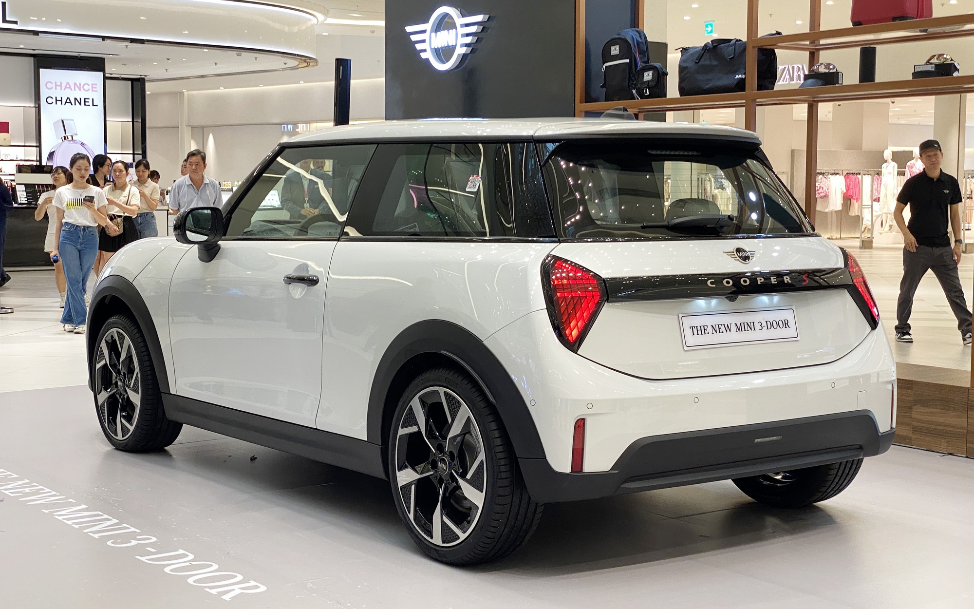 MINI Cooper 2025 ra mắt Việt Nam: Giá từ 2,099 tỷ đồng, thiết kế lạ lẫm, nhiều công nghệ lần đầu xuất hiện, có ADAS- Ảnh 7. MINI Cooper 2025 ra mắt Việt Nam: Giá từ 2,099 tỷ đồng, thiết kế lạ lẫm, nhiều công nghệ lần đầu xuất hiện, có ADAS- Ảnh 7.