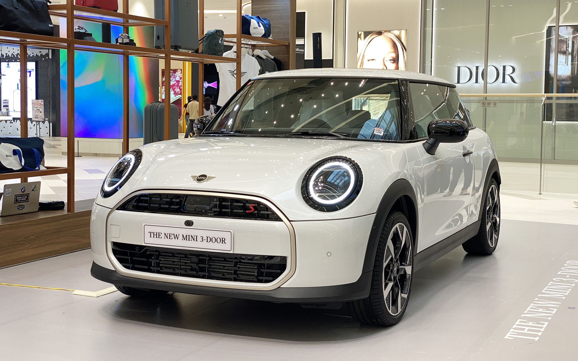 MINI Cooper 2025 ra mắt Việt Nam: Giá từ 2,099 tỷ đồng, thiết kế lạ lẫm, nhiều công nghệ lần đầu xuất hiện, có ADAS- Ảnh 6. MINI Cooper 2025 ra mắt Việt Nam: Giá từ 2,099 tỷ đồng, thiết kế lạ lẫm, nhiều công nghệ lần đầu xuất hiện, có ADAS- Ảnh 6.