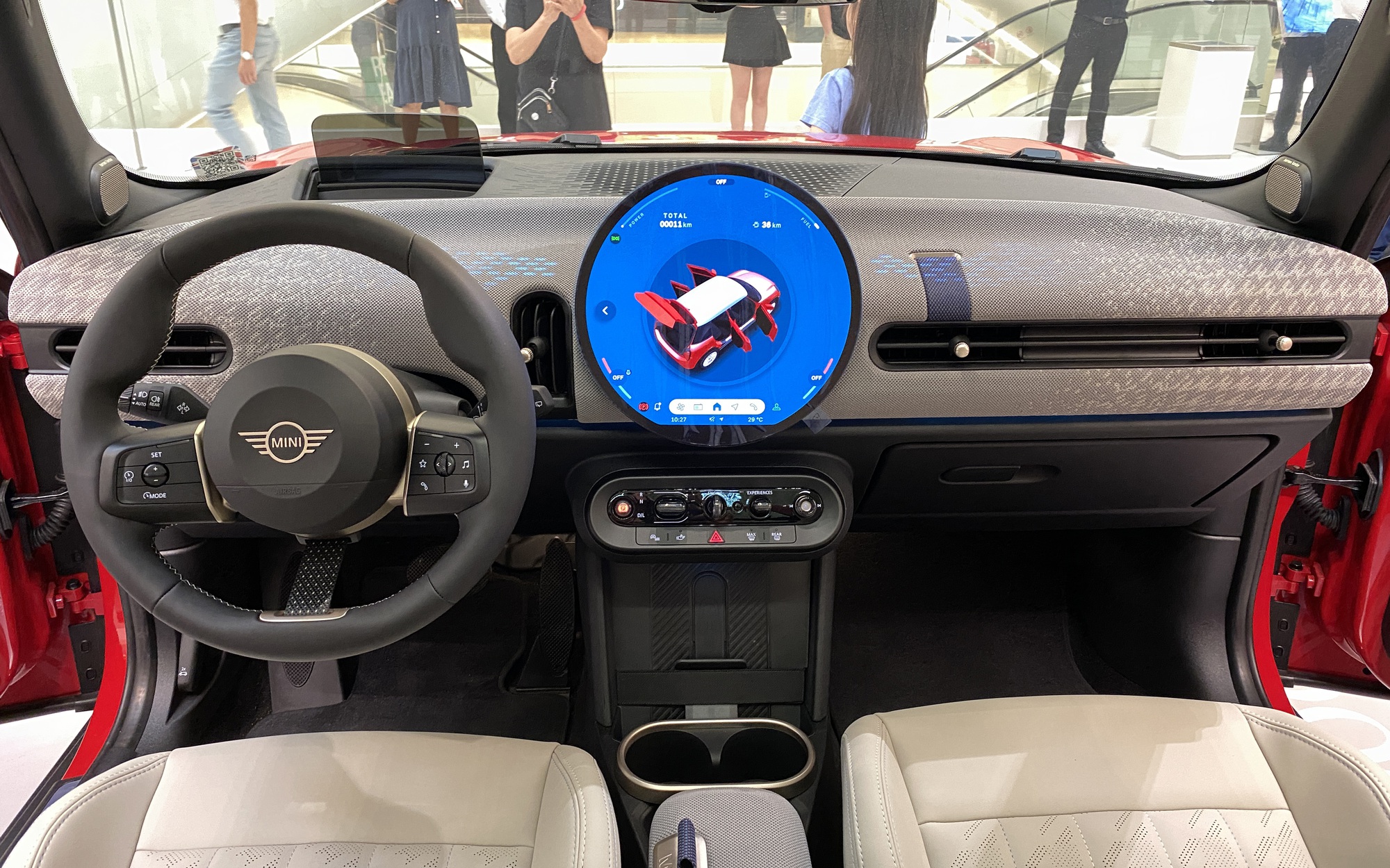 MINI Cooper 2025 ra mắt Việt Nam: Giá từ 2,099 tỷ đồng, thiết kế lạ lẫm, nhiều công nghệ lần đầu xuất hiện, có ADAS- Ảnh 8. MINI Cooper 2025 ra mắt Việt Nam: Giá từ 2,099 tỷ đồng, thiết kế lạ lẫm, nhiều công nghệ lần đầu xuất hiện, có ADAS- Ảnh 8.