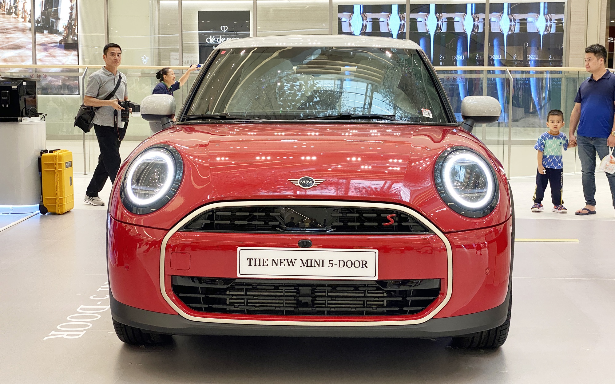 MINI Cooper 2025 ra mắt Việt Nam: Giá từ 2,099 tỷ đồng, thiết kế lạ lẫm, nhiều công nghệ lần đầu xuất hiện, có ADAS- Ảnh 3. MINI Cooper 2025 ra mắt Việt Nam: Giá từ 2,099 tỷ đồng, thiết kế lạ lẫm, nhiều công nghệ lần đầu xuất hiện, có ADAS- Ảnh 3.
