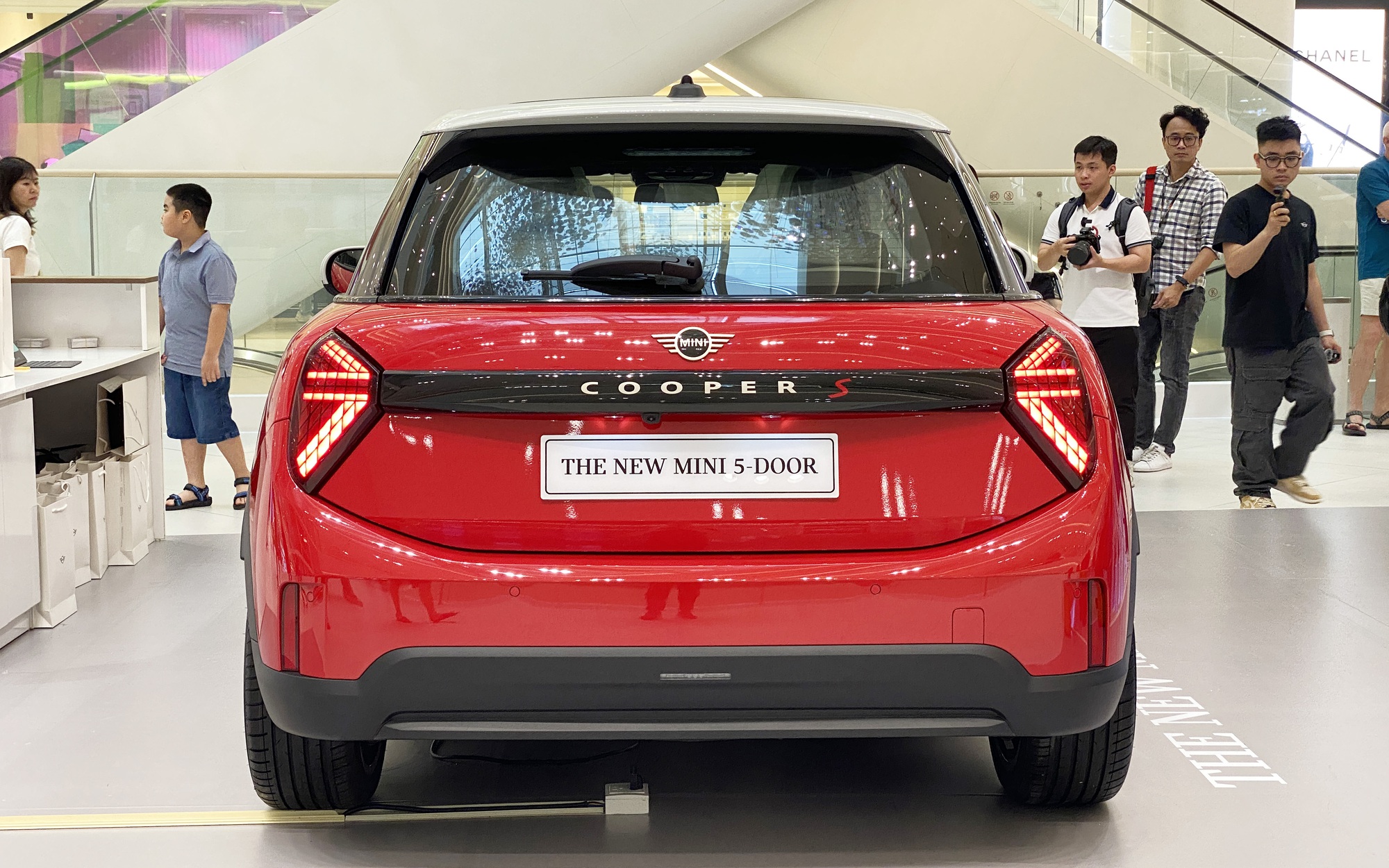 MINI Cooper 2025 ra mắt Việt Nam: Giá từ 2,099 tỷ đồng, thiết kế lạ lẫm, nhiều công nghệ lần đầu xuất hiện, có ADAS- Ảnh 17. MINI Cooper 2025 ra mắt Việt Nam: Giá từ 2,099 tỷ đồng, thiết kế lạ lẫm, nhiều công nghệ lần đầu xuất hiện, có ADAS- Ảnh 17.