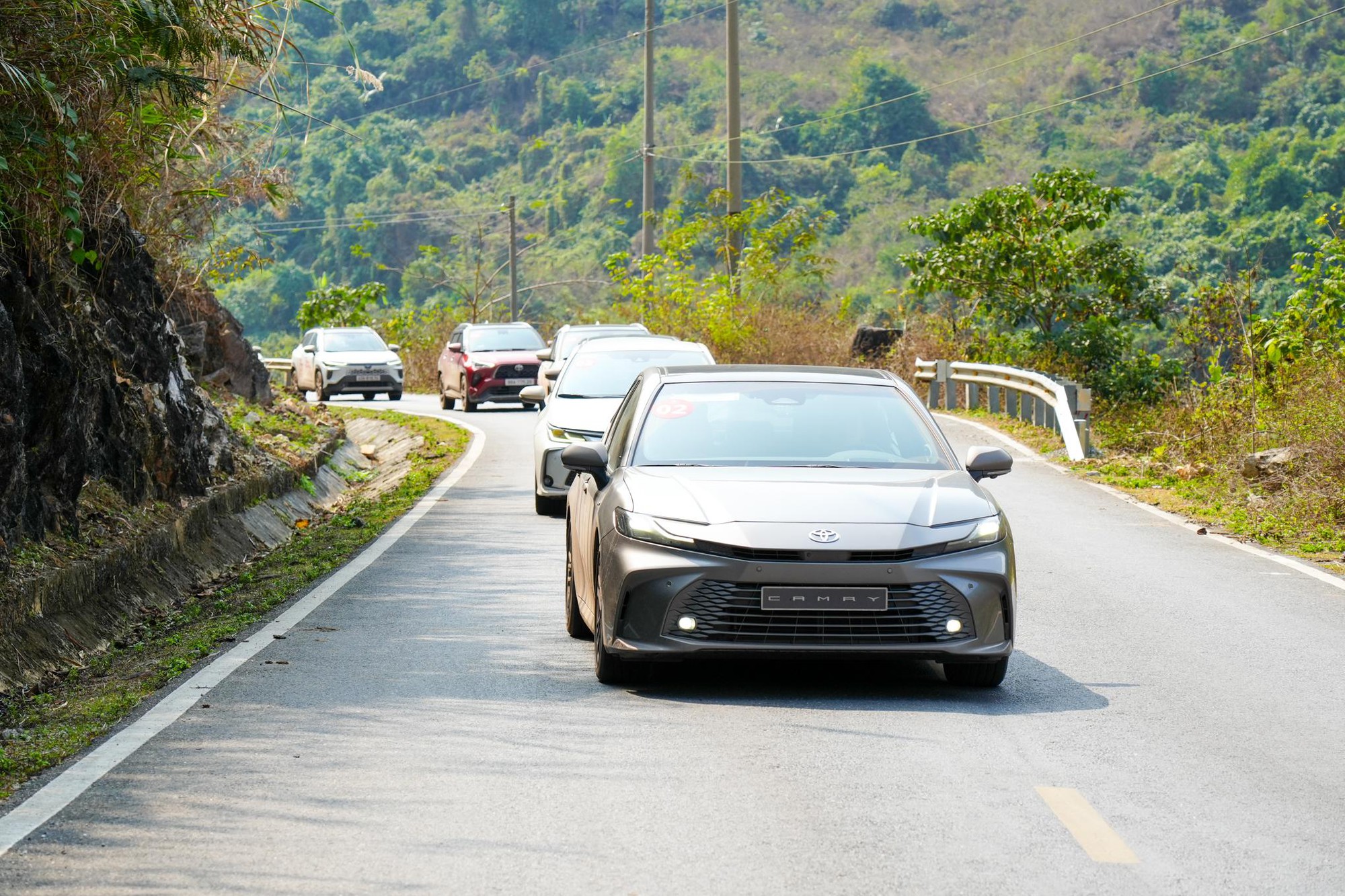 Toyota Camry 2025: 4 lợi ích của động cơ Hybrid thể hiện trong hành trình Caravan dài 5.392km- Ảnh 4. Toyota Camry 2025: 4 lợi ích của động cơ Hybrid thể hiện trong hành trình Caravan dài 5.392km- Ảnh 4.