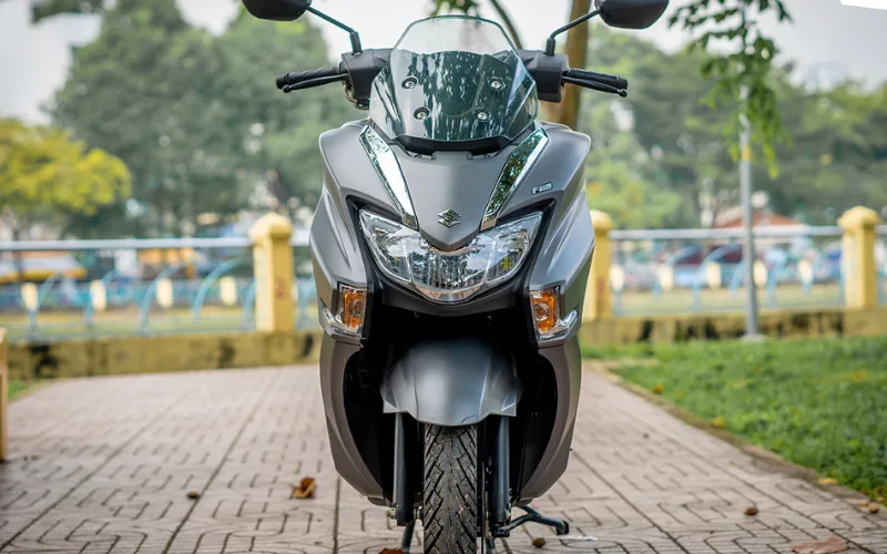 suzuki-burgman-street-10-png Đầu xe Burgman Street 2025 nổi bật với hệ thống chiếu sáng Full LED hiện đại tạo ấn tượng mạnh mẽ