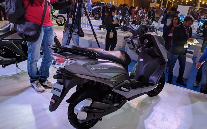 suzuki-burgman-street-5-png Ốp ống pô của xe được thiết kế với các bề mặt góc cạnh phức tạp