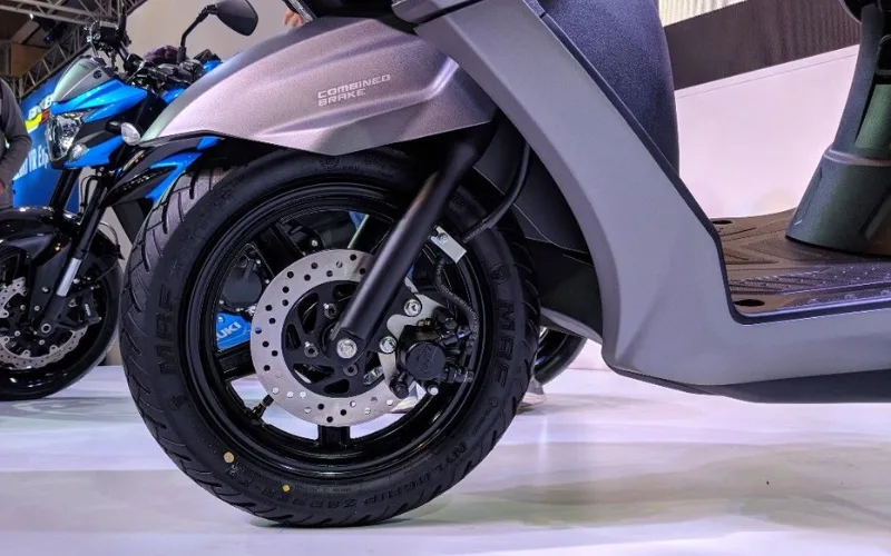 suzuki-burgman-street-6-png Hệ thống phanh của Suzuki Burgman Street 2025 là loại CBS đơn giản