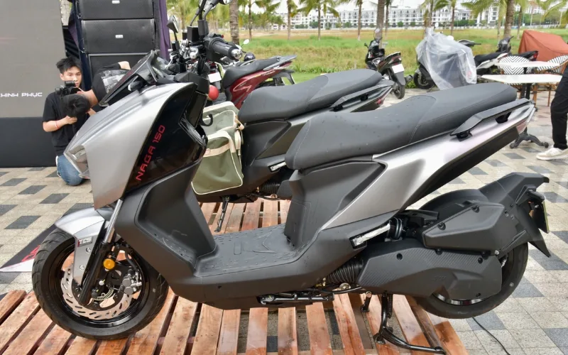sym-naga-150-3-png SYM Naga 150 2025 có thiết kế dài đòn nhưng khá đồ sộ, phần yên xe được xê dịch về phía sau một chút nên phần yên xe và khoảng trống để chân rất rộng rãi