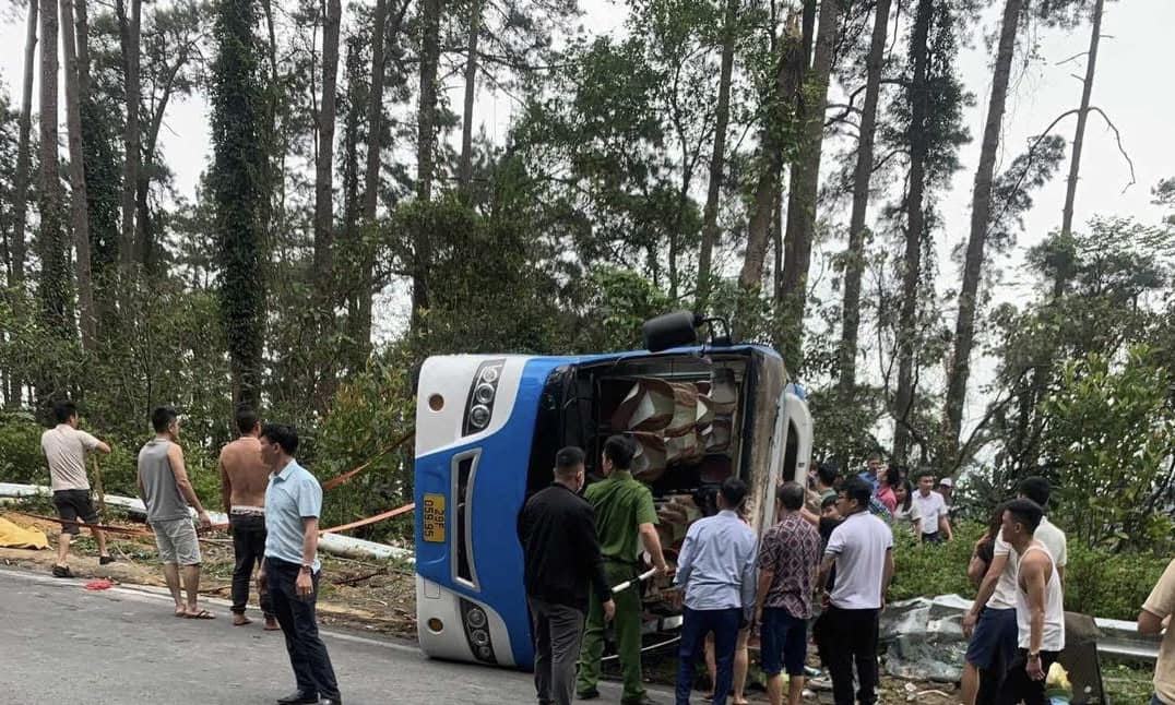 Hiện trường vụ lật xe khách ở Tam Đảo: Ít nhất 1 người tử vong, nhiều người hoảng loạn- Ảnh 4. Hiện trường vụ lật xe khách ở Tam Đảo: Ít nhất 1 người tử vong, nhiều người hoảng loạn- Ảnh 4.