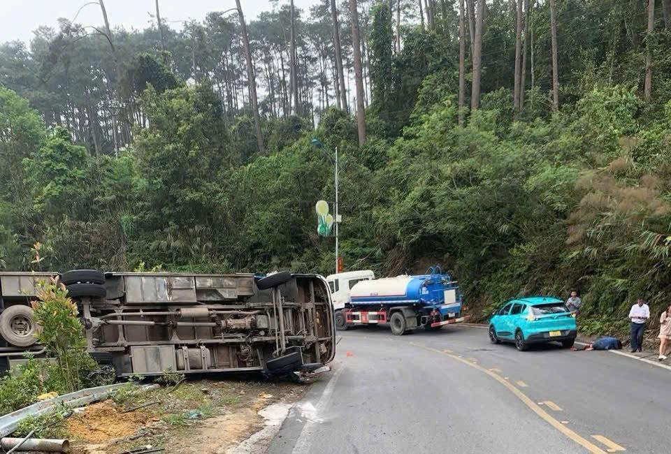 Hiện trường vụ lật xe khách ở Tam Đảo: Ít nhất 1 người tử vong, nhiều người hoảng loạn- Ảnh 3. Hiện trường vụ lật xe khách ở Tam Đảo: Ít nhất 1 người tử vong, nhiều người hoảng loạn- Ảnh 3.