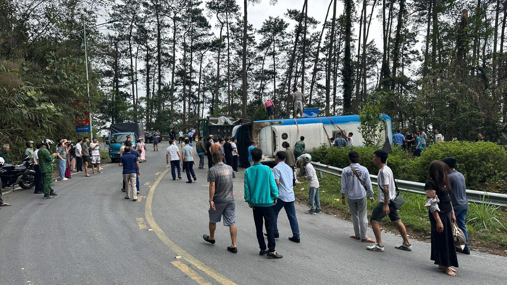 Hiện trường vụ lật xe khách ở Tam Đảo: Ít nhất 1 người tử vong, nhiều người hoảng loạn- Ảnh 1. Hiện trường vụ lật xe khách ở Tam Đảo: Ít nhất 1 người tử vong, nhiều người hoảng loạn- Ảnh 1.