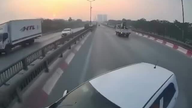 Tạt đầu xe khác ôtô bị đâm xoay ngang